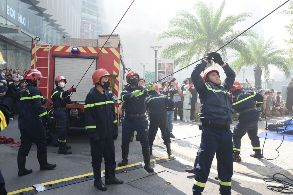 Canh sat PCCC&CNCH trien khai phuong tien giai cuu va dap lua. Ảnh: Linh Tran