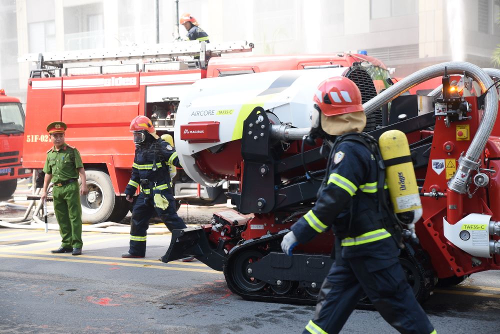 Xe chua chay, xe thang va cac phuong tien chuyen dung duoc huy dong toi da.