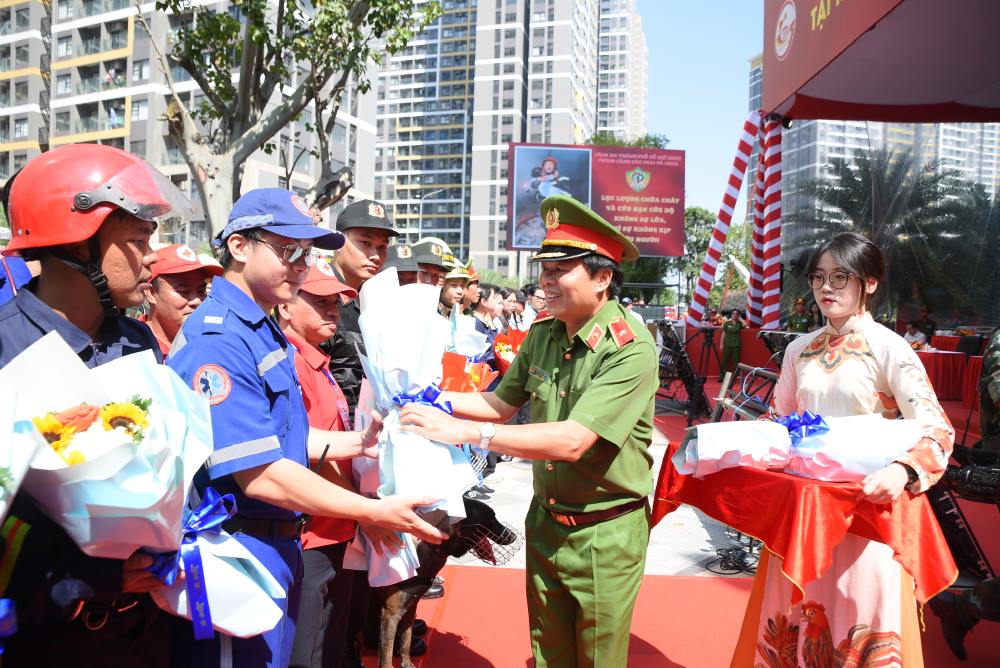 Thieu tuong Nguyen Thanh Huong, Pho Giam doc CATP tang hoa cac luc luong tham gia dien tap 