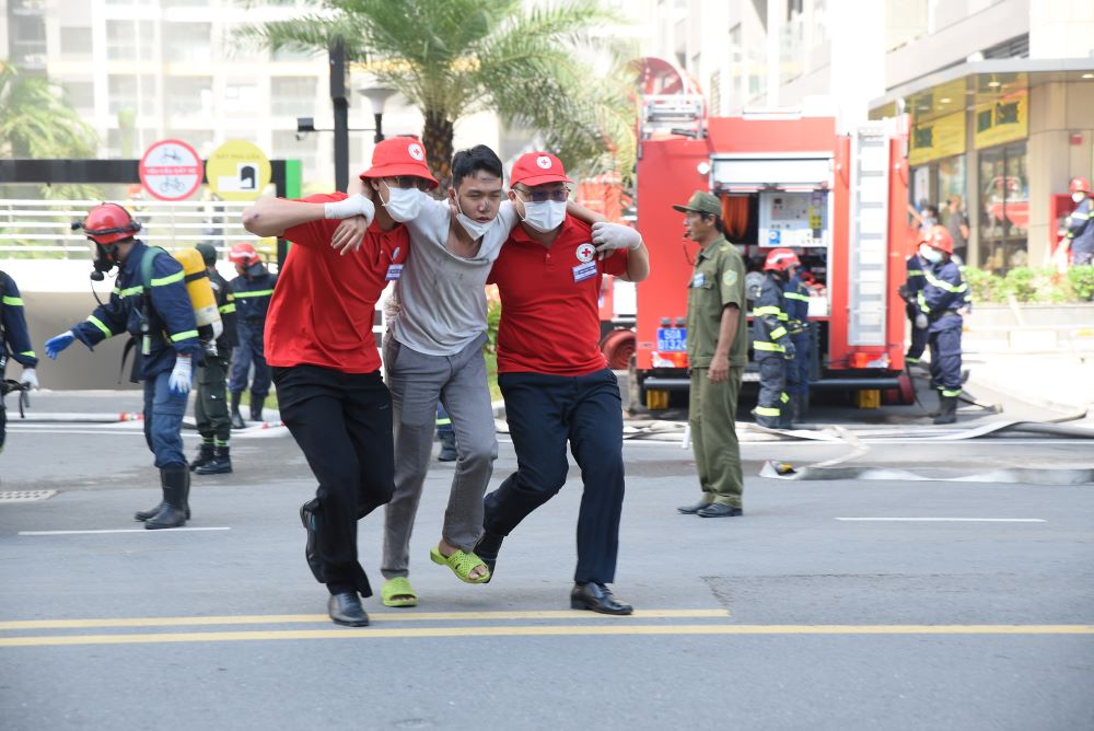 Cu dan duoc huong dan thoat nan ra khu vuc an toan trong tinh huong gia dinh. Ảnh: Linh Tran