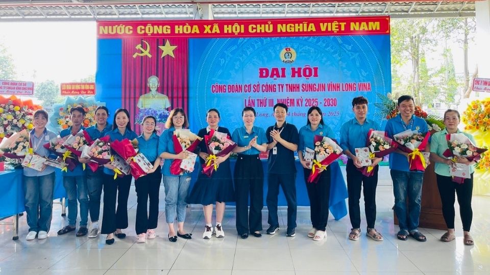 Leaders of the Vinh Long Provincial Federation of Labor and the Board of Directors of Sungjin Vinh Long Vina Company presented flowers to congratulate the Executive Committee of the grassroots Trade Union for the 2025-2030 term. Photo: Hoang Loc
