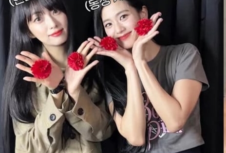 Blackpink's Jisoo and her sister. Photo: Lotte.