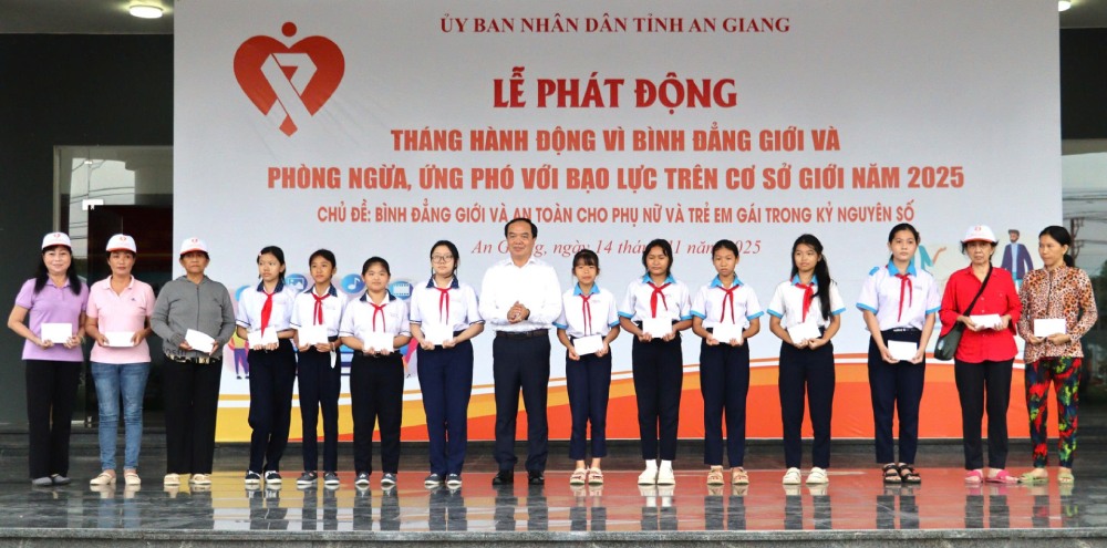 Pho Giam doc So Noi vu Truong Long Ho trao qua ho tro cho phu nu va hoc sinh co hoan canh kho khan. Anh: Ngoc Mai