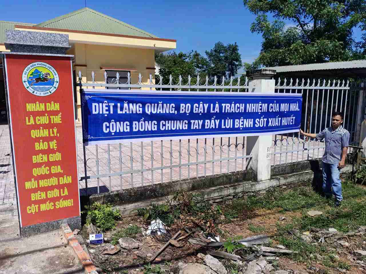The banners and slogans were deployed by the government and the health sector of Buon Don commune (Dak Lak province) to raise people's awareness and repel epidemics. Photo: Bao Lam