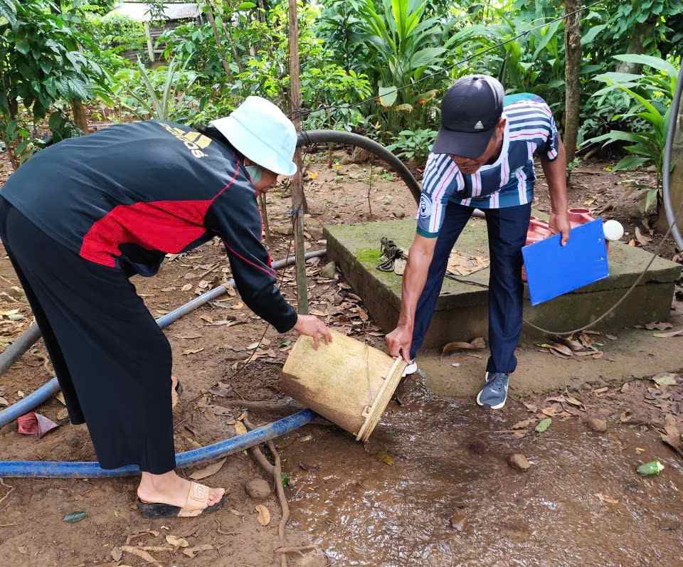 Nguoi dan duoc huong dan cach phong chong dich sot xuat huyet. Anh: Bao Lam