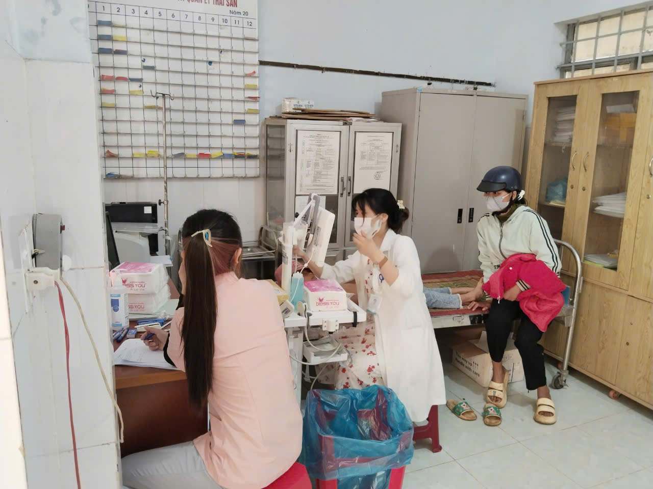 Nguoi dan tren dia ban duoc quan tam, cham soc suc khoe. Anh: Bao Lam