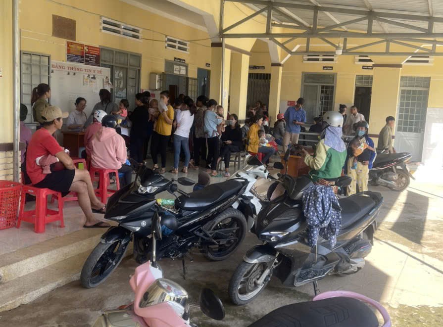 Nguoi dan den cham soc suc khoe o Tram Y te xa Buon Don. Anh: Bao Lam