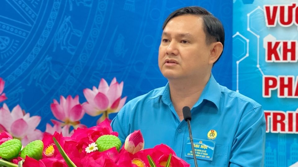 Nguyen Phuc Linh 씨 - 빈롱성 노동총연맹 위원장이 2025-2030 임기 Ty Thanh Co. Ltd. 노동조합 총회에서 지시 연설을 하고 있습니다. 사진: Hoang Loc