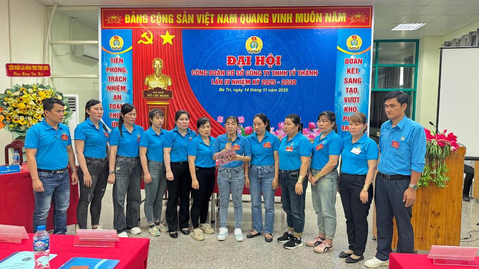 Ban Chap hanh Cong doan co so Cong ty TNHH Ty Thanh nhiem ky 2025–2030 ra mat Dai hoi. Anh: Hoang Loc