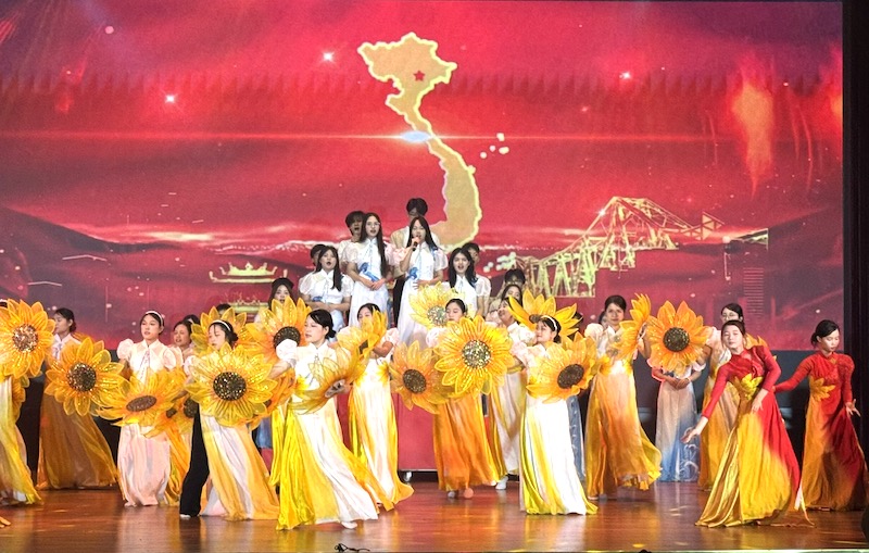 29 tiet muc tai Hoi dien van nghe nam hoc 2025-2026 cua Truong Dai hoc Su pham Ha Noi la nhung loi ca dep nhat gui tang thay co nhan Ngay Nha giao Viet Nam. Anh: Van Trang 