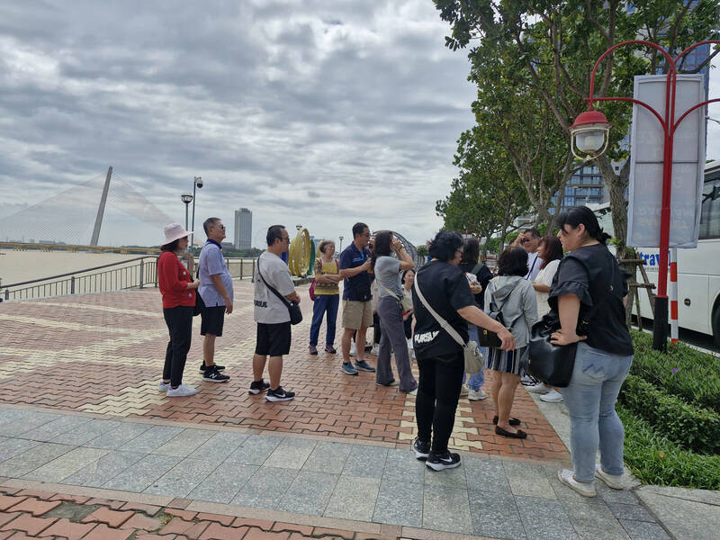 De nombreux groupes de touristes viennent a Da Nang pendant la basse saison. Photo : Thu Giang