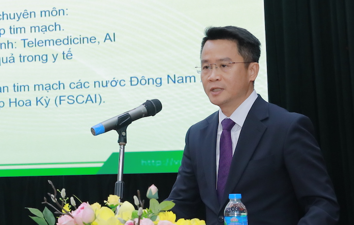 Ong Hoang Viet Anh trinh bay bao cao ve “ung dung AI trong chan doan va dieu tri“. Anh: Hoc vien cung cap  