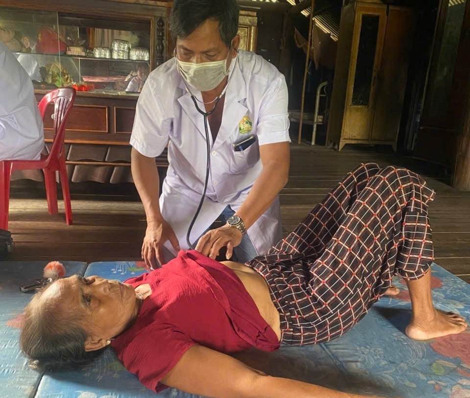 닥락성 부온돈브라 마을의 노인들이 집에서 건강 관리를 받고 있습니다. 사진: 바오람