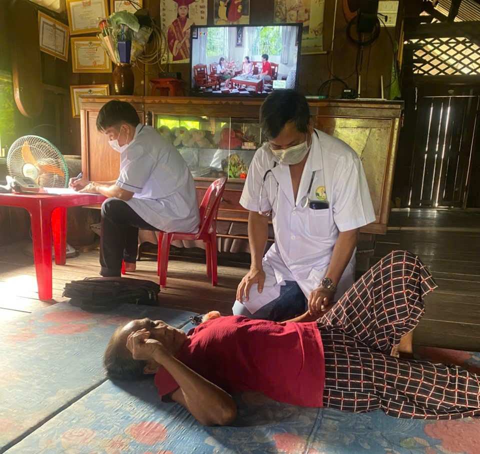 Can bo y te co so ve tan nha nguoi dan cham soc suc khoe. Anh: Bao Lam