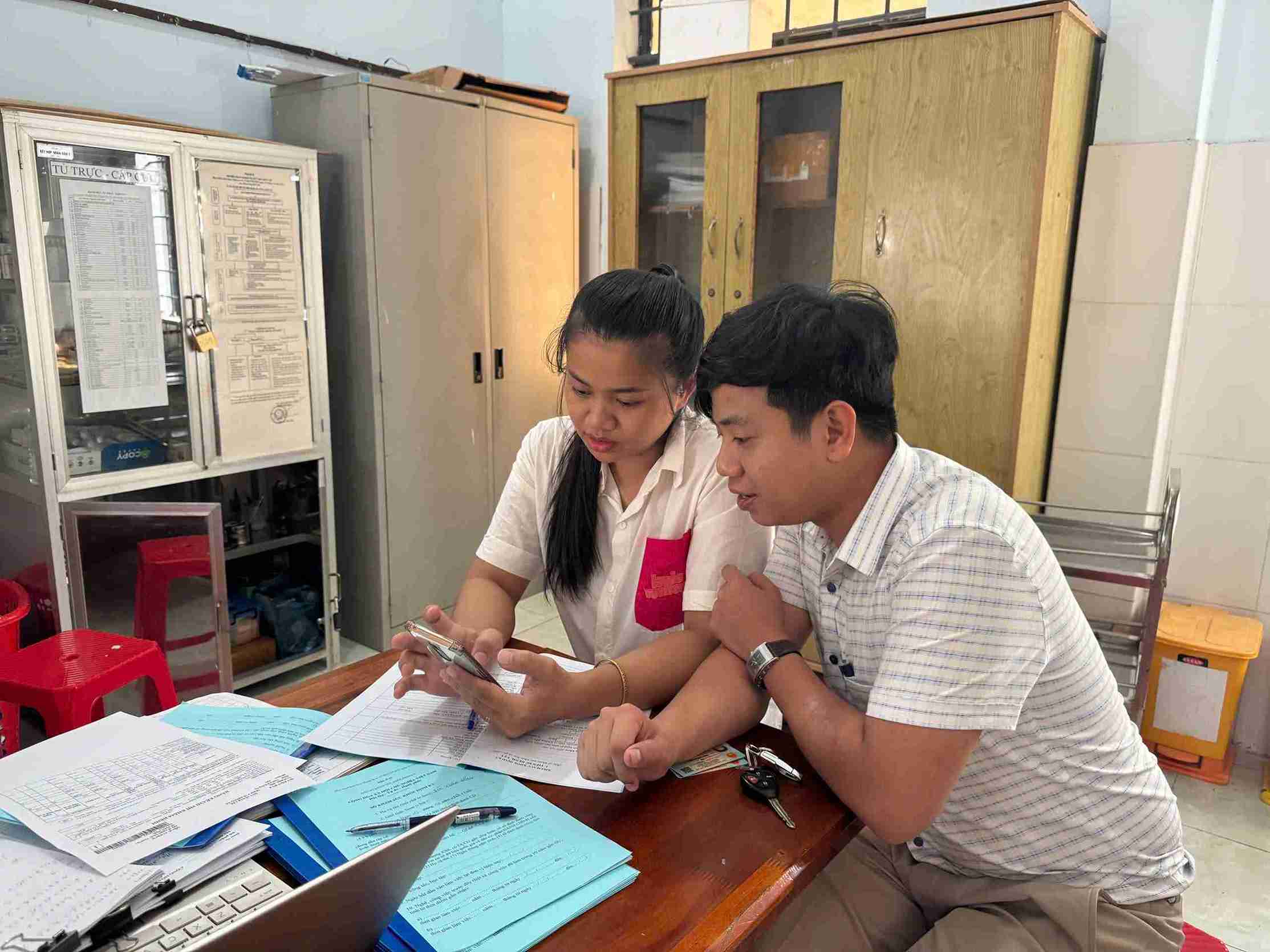 Nhan vien Tram Y te xa Buon Don chia se ve cong tac cham soc suc khoe cho nguoi cao tuoi tai dia ban. Anh: Bao Lam