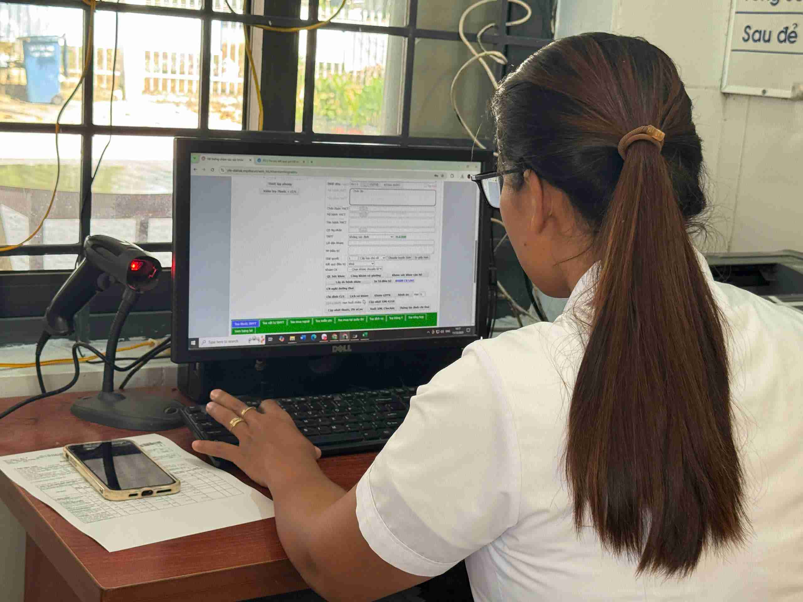 Tram y te xa Buon Don so hoa viec theo doi ho so, cham soc suc khoe cho nguoi dan. Anh: Bao Lam