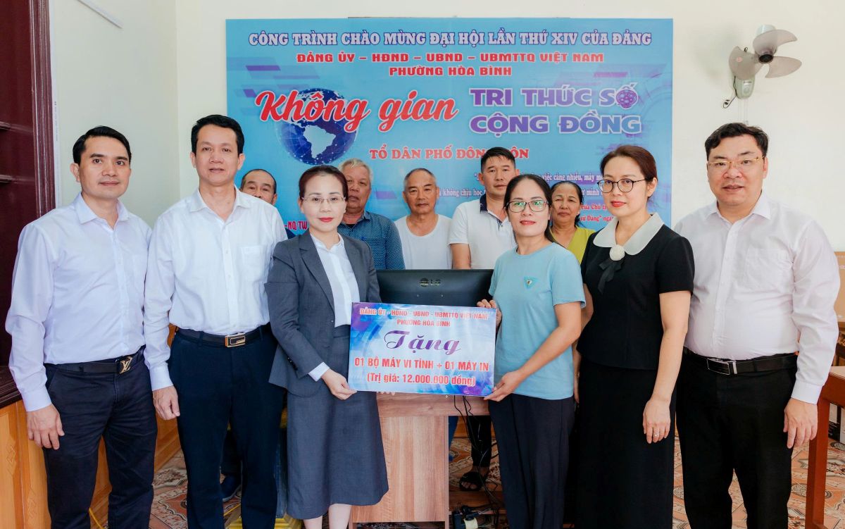 Phuong Hoa Binh trang bi may tinh, may in den tung chi bo to dan pho, tu nguon xa hoi hoa. Ảnh: Hoa An