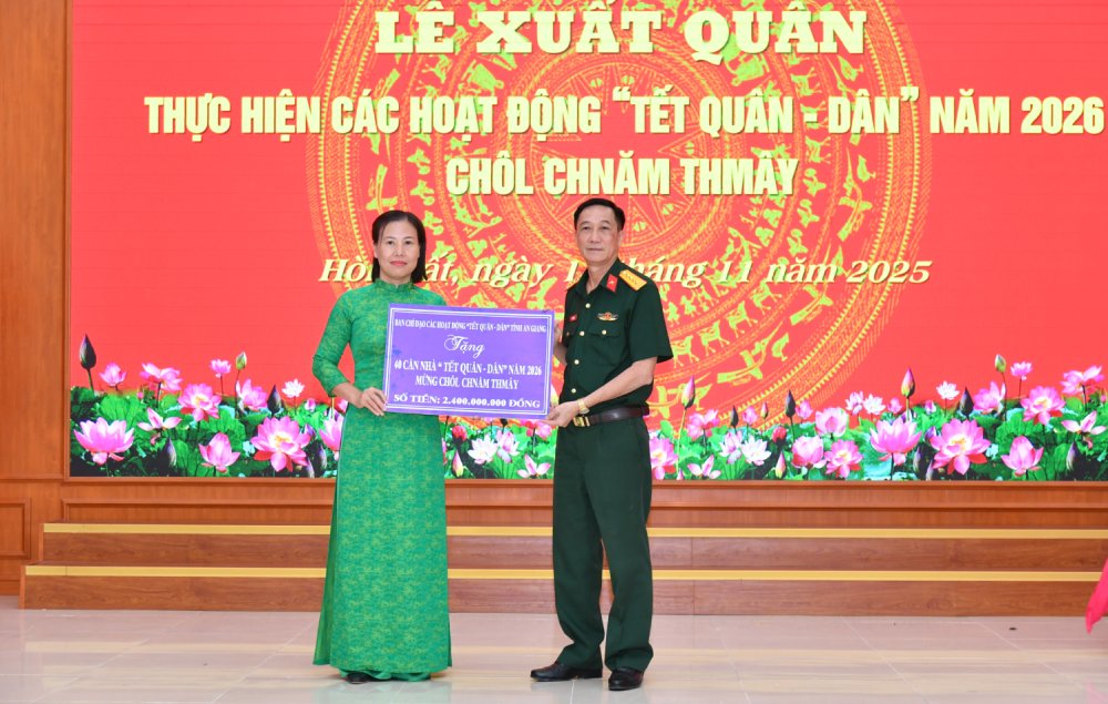 The An Giang Provincial Military-Civilian Steering Committee for Tet has presented a symbolic board of support for house construction to the People's Committee of Hon Dat commune. Photo: Phuong Vu