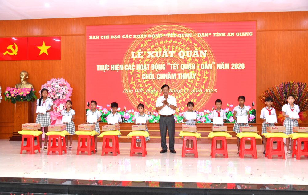 Hoi nan nhan chat doc da cam/Dioxin tinh An Giang trao tang qua va hoc bong cho tre em ngheo nguoi dan toc Khmer vuot kho, hoc gioi tren dia ban xa Hon Dat. Anh: Phuong Vu