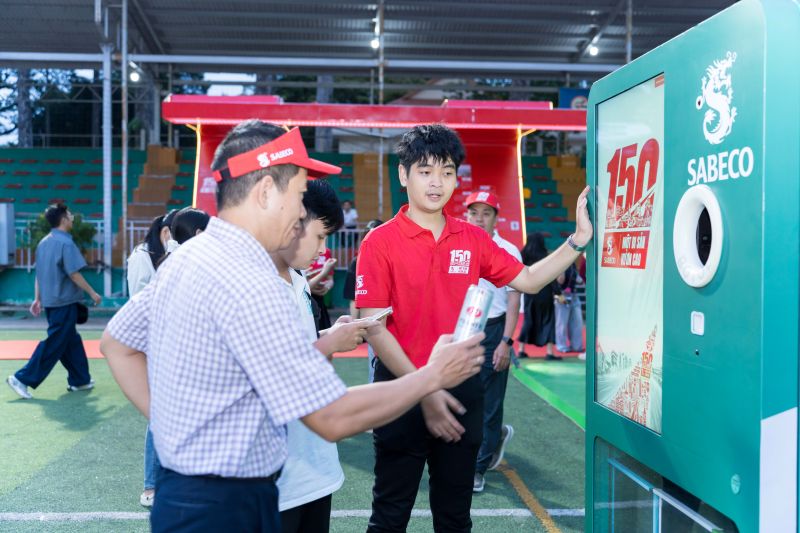 Nguoi tham du kham pha va tuong tac voi may tai che bao bi 1. Anh: SAB