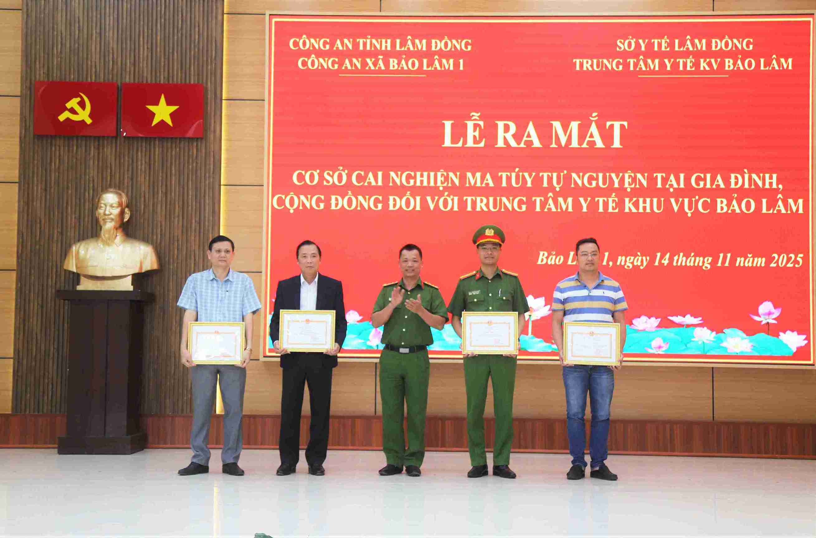 Cac tap the co nhieu dong gop xay dung co so cai nghien tai gia dinh, cong dong nhan khen thuong cua giam doc Cong an tinh Lam Dong. Anh: Phuc Khanh 