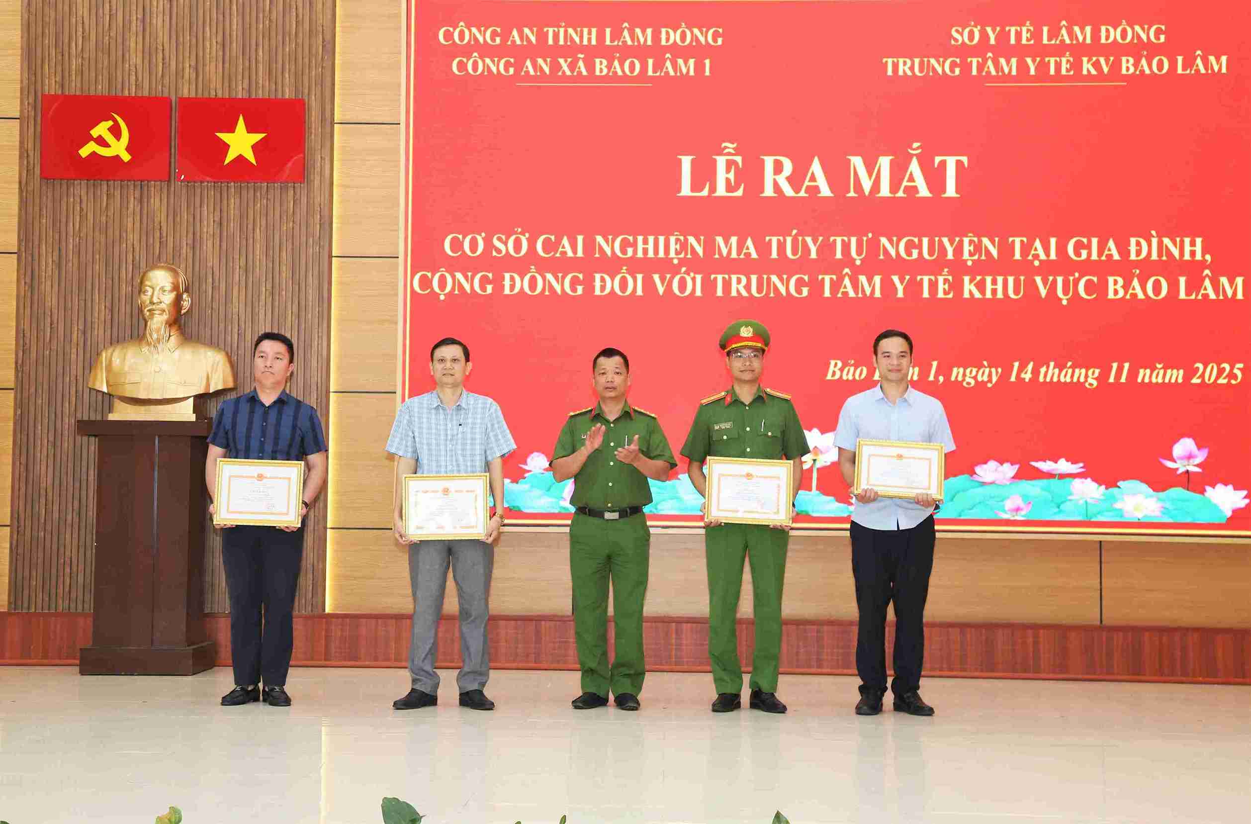 Cac ca nhan nhan khen thuong cua Giam doc Cong an tinh Lam Dong. Anh: Phuc Khanh