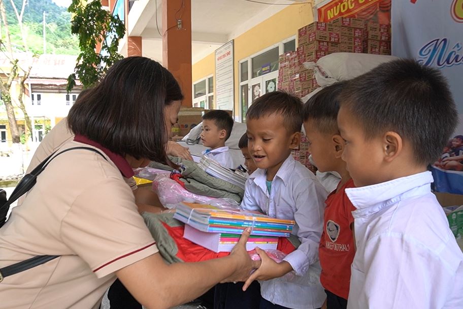 홍수를 뚫고 다낭 짜렝브라 사회로 산사태가 발생했습니다. 학생들에게 책과 따뜻한 옷을 전달합니다. 사진: 쩐티