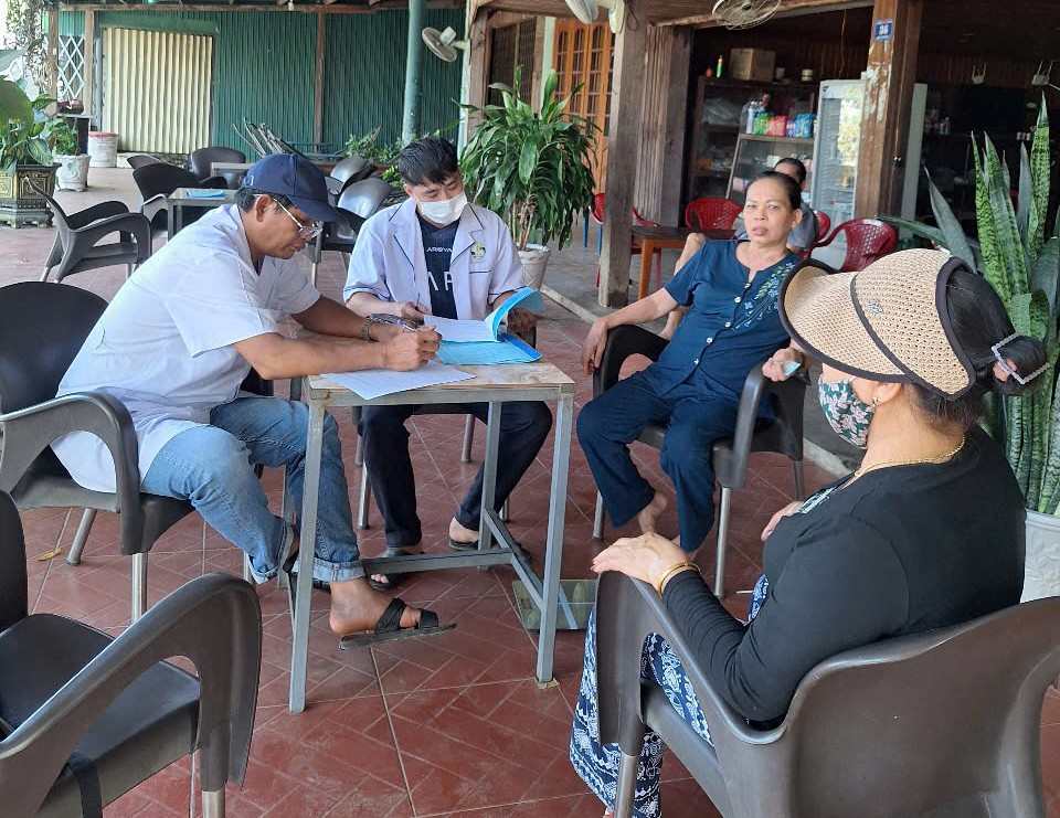 Can bo y te co so toi tan nha nguoi dan tu van dinh duong, cai thien the chat cho tre. Anh: Bao Lam