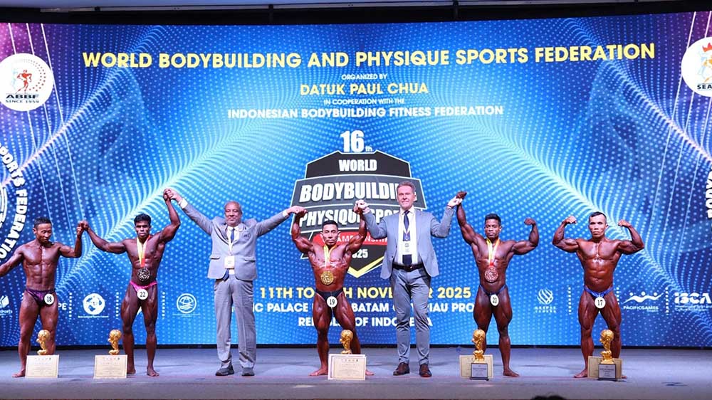 Pham Van Mach on the podium to receive the 55 kg gold medal at the 2025 World Weightlifting Championship in Indonesia. Photo: Character provided