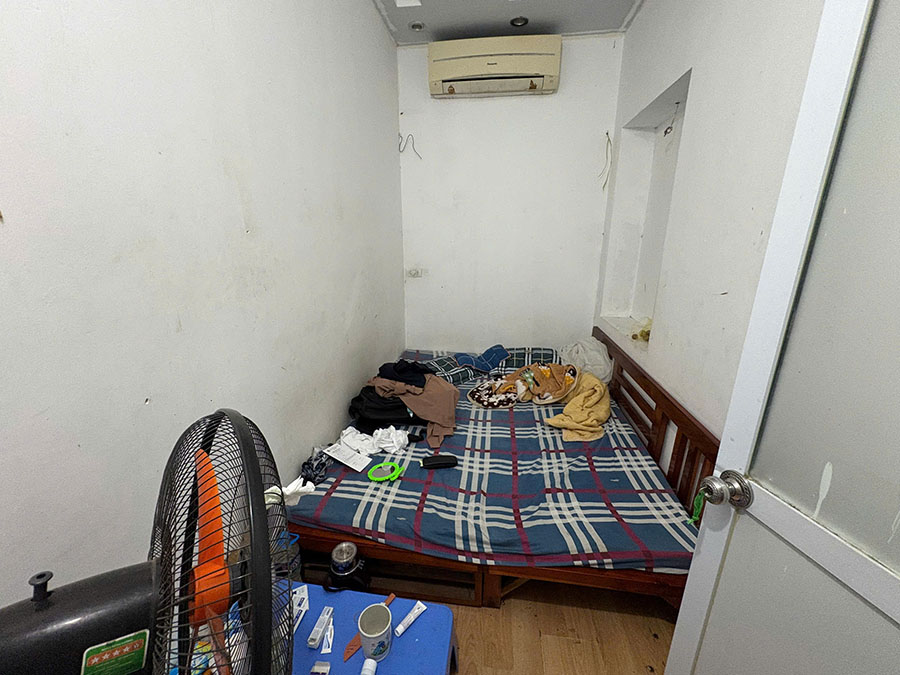 The 6m2 room of Mr. Cuong (Phu Tho) is treating his pharyngitis. Photo: Thuy Huyen