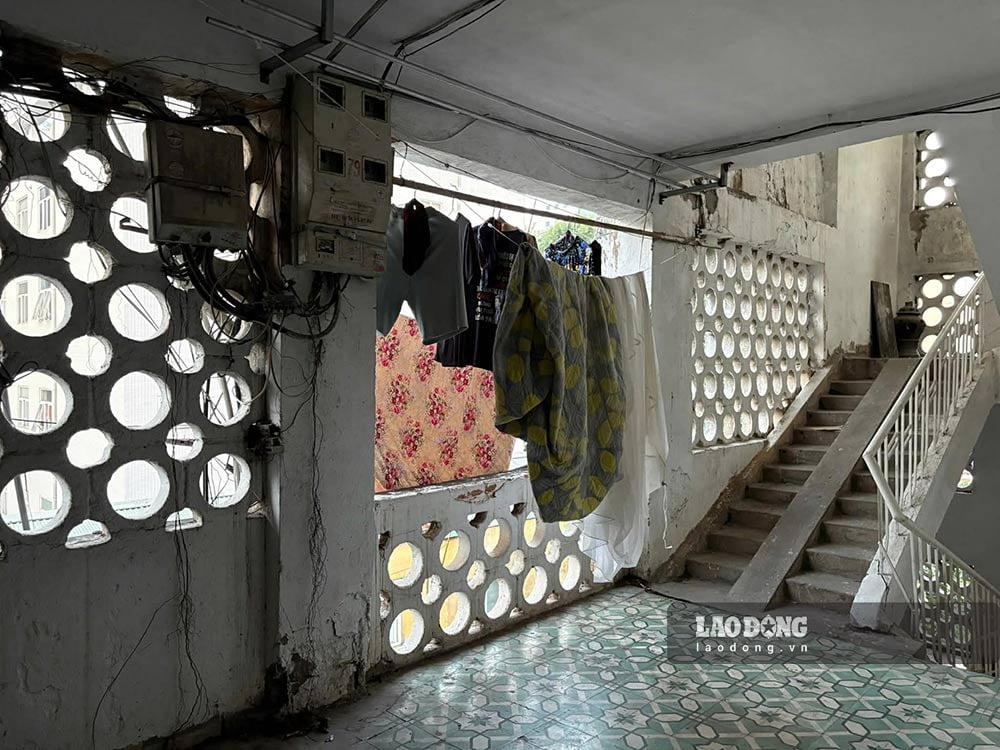 Cuoc song ben trong toa nha cu dien ra voi muon cach tan dung tung met dat, tung chut khong gian, tung chut anh sang. Anh: Thuy Huyen