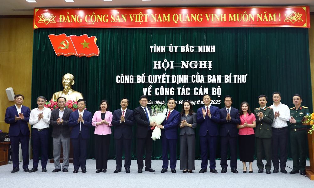 Ban Thuong vu Tinh uy Bac Ninh tang hoa chuc mung dong chi Pham Hoang Son. Anh: Quoc Truong  