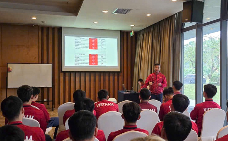Ban huan luyen yeu cau cac cau thu luu y mot so van de de cai thien trong tran gap U22 Uzbekistan. Anh: VFF