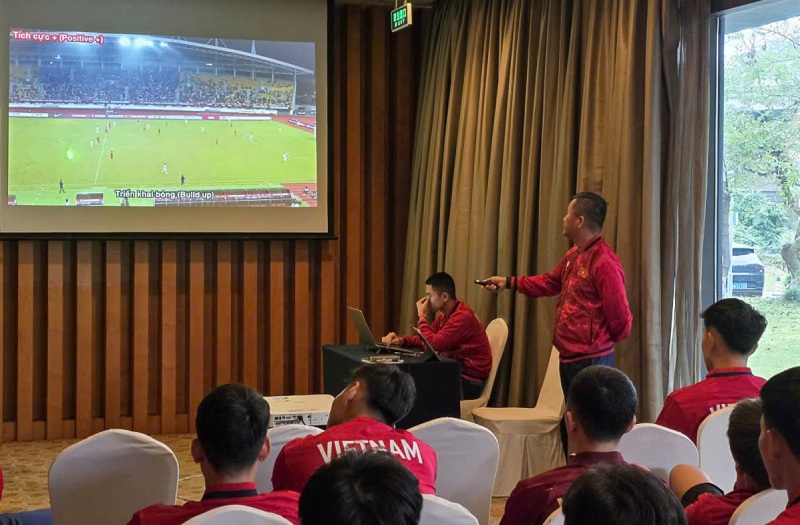 U22 Viet Nam xem lai  tran dau va phan tich, rut kinh nghiem. Anh: VFF