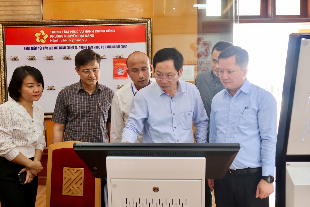 Vice Chairman of the City People's Committee Vu Tien Phung inspected the Nguyen Dai Nang Ward Public Administration Service Center. Photo: Hai Phong Portal