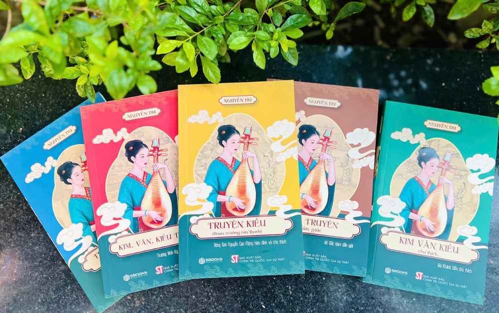 国家政治出版社真実は、『キエウの物語』の 5 つの版を出版し、一般に紹介したところです。写真：アイ・ヴァン