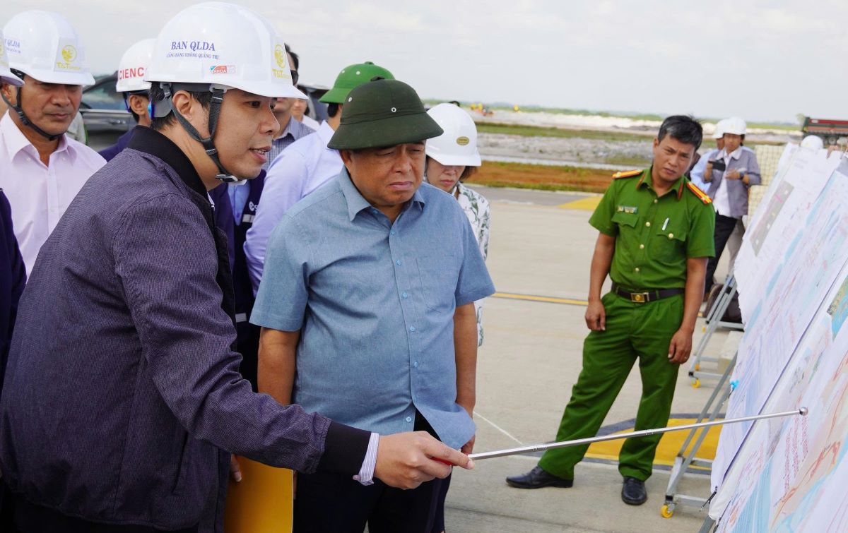 Deputy Prime Minister Nguyen Chi Dung inspects the progress of the Quang Tri Airport project. Photo: H.Nguyen