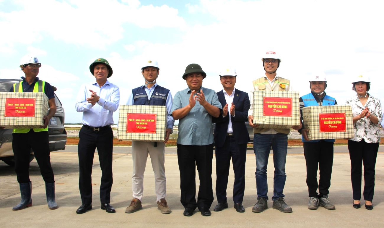 Pho Thu tuong Nguyen Chi Dung tang qua cho don vi thi cong du an Cang hang khong Quang Tri. Anh: H.Nguyen