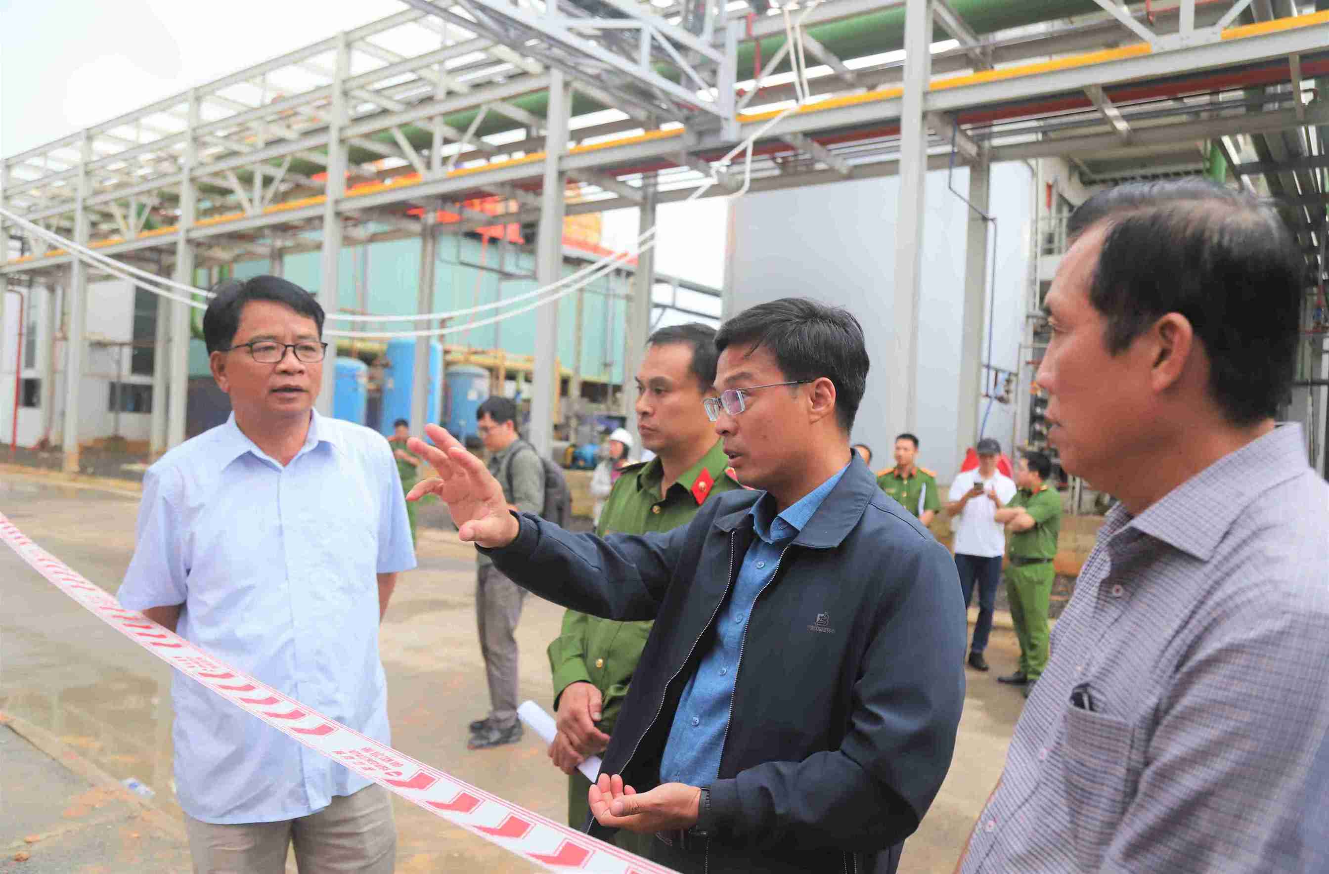 Pho Chu tich UBND tinh Lam Dong Dinh Van Tuan kiem tra, chi dao khac phuc hien truong vu no bon chua axit khien 2 cong nhan tu vong. Anh: HAI DUONG