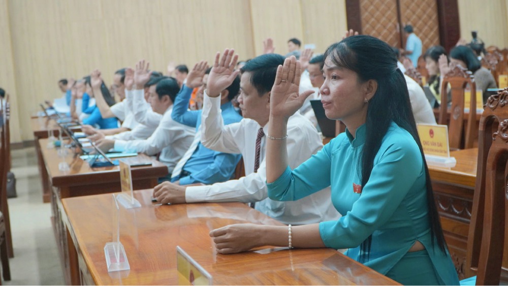 푸 220kV 변전소 프로젝트 시행을 위해 산림 용도를 다른 용도로 전환하는 정책 결정 결의안 초안에 대한 표결 통과. 사진: 응우옌 안