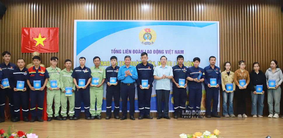 Pho Chu tich Tong LDLD Viet Nam trao ho tro cho 120 doan vien, nguoi lao dong. Anh: Hoai Phuong