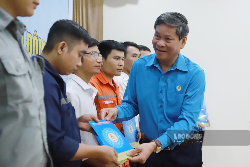 후인 탄 쑤언 베트남 노동총연맹 부위원장이 제13호 태풍으로 인해 주택 피해를 입은 잘라이 조합원 및 노동자에게 지원금을 전달하고 있습니다. 사진: 호아이 프엉