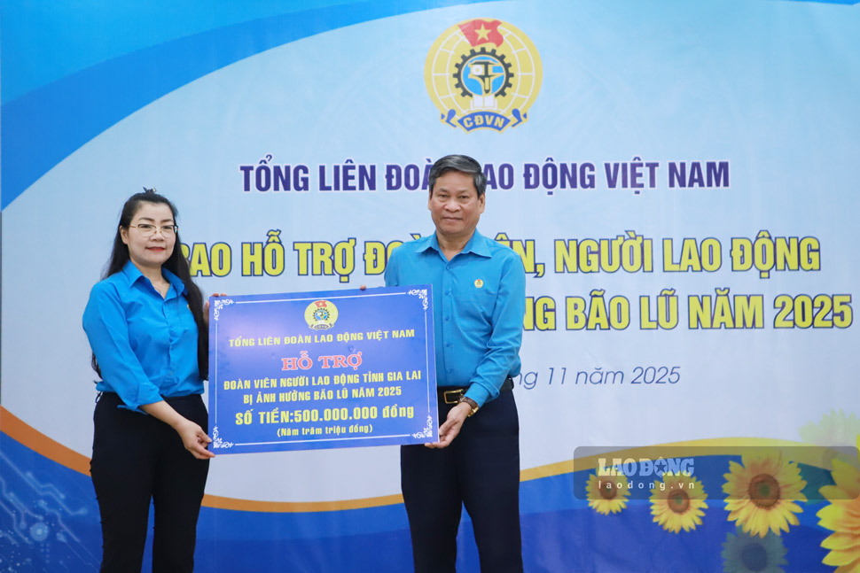 Ong Huynh Thanh Xuan thay mat Tong LDLD Viet Nam trao ho tro 500 trieu dong. Anh: Hoai Phuong