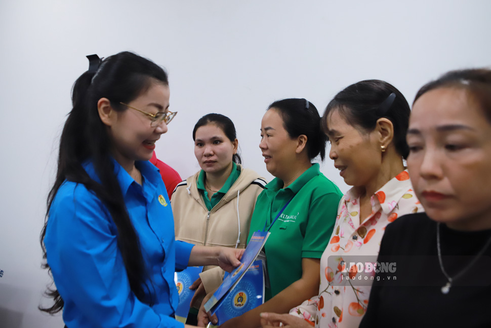 Mot so hinh anh trao qua, tham nguoi lao dong tai doanh nghiep. Anh: Hoai Phuong