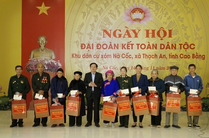 El Viceprimer Ministro Ho Quoc Dung entrega regalos a familias destacadas en el Movimiento 'Toan dan doan ket xay dung doi song van hoa' en el Dia de la Gran Unidad en Cao Bang. Foto: Nguyet Ha