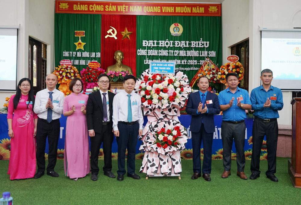Dai dien lanh dao LDLD tinh Thanh Hoa tang hoa chuc mung Dai hoi 