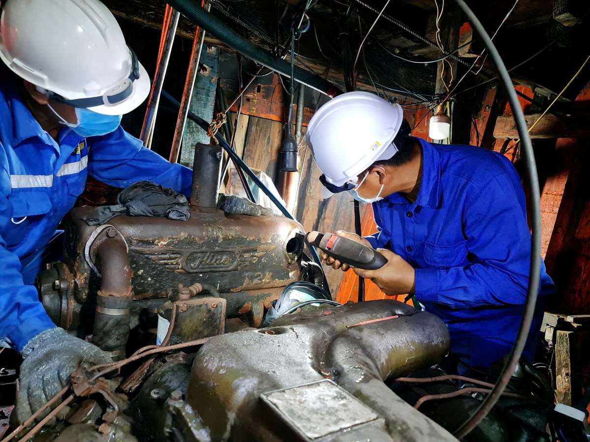 Support fishing vessels that encounter problems at sea to repair and overcome them. Photo: HD129