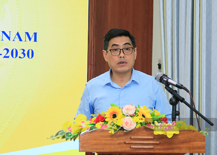 El Sr. Tan Minh Long - Vicepresidente del Comite del Frente de la Patria de Vietnam de la provincia de Dien Bien Presidente de la Federacion Laboral Provincial habla en la rueda de prensa. Foto: Quang Dat