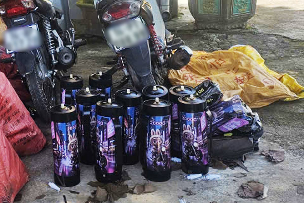 The vehicle and 72 laughing gas cylinders (N2O) were seized by the Hoanh Mo Border Guard Station (Quang Ninh). Photo: Hoanh Mo Border Guard Station