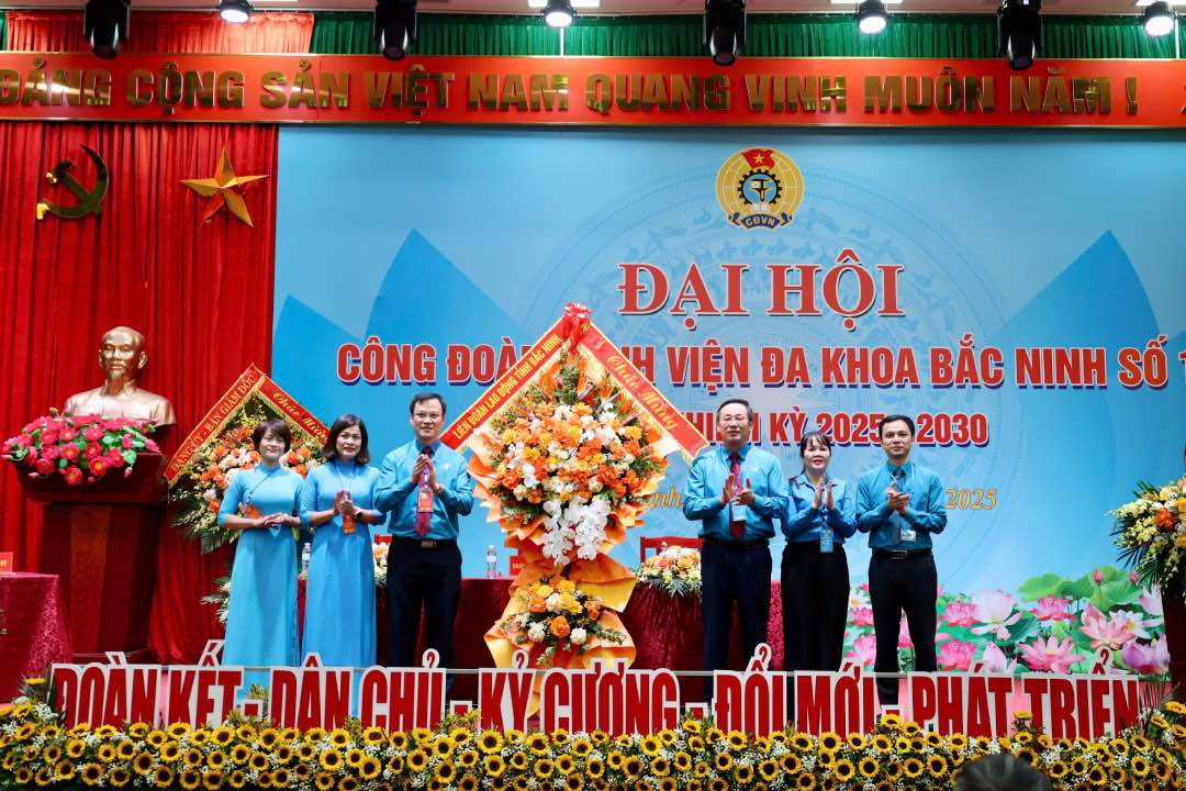 박닌성 노동총연맹 지도부가 대회 축하 꽃다발을 전달하고 있습니다. 사진:  찌엔